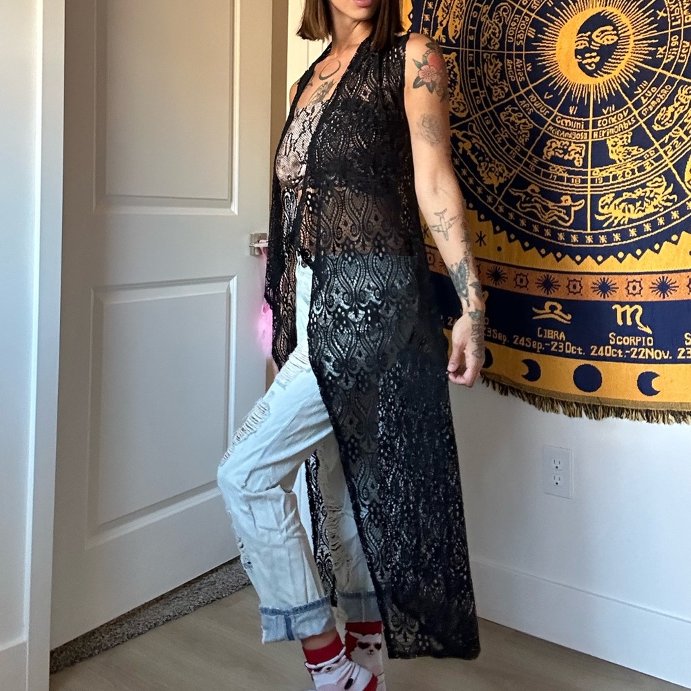 Sleeveless lace shawl